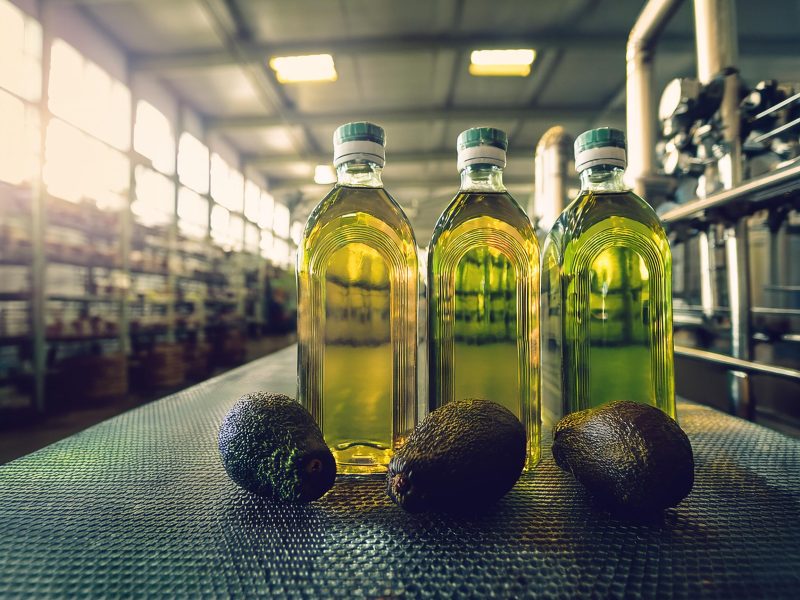 Firefly -Una imagen hiperrealista y altamente detallada que muestra tres botellas de aceite de aguac (3)